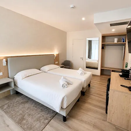 & 4* Paratico
