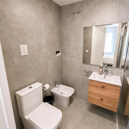 & 4* Paratico